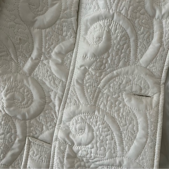 Quilted white jacket with removable collar - Picture 2 of 4